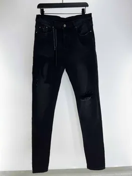 Нашивка с вышивкой и логотипом, потертые обтягивающие черные джинсы, мужские